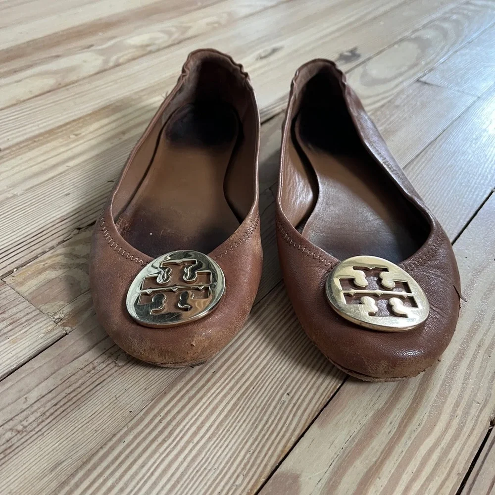 Tory Burch Reva Tan Leather Ballet Flats Gold Logo Medallion Round Toe Shoes - Picture 2 of 11